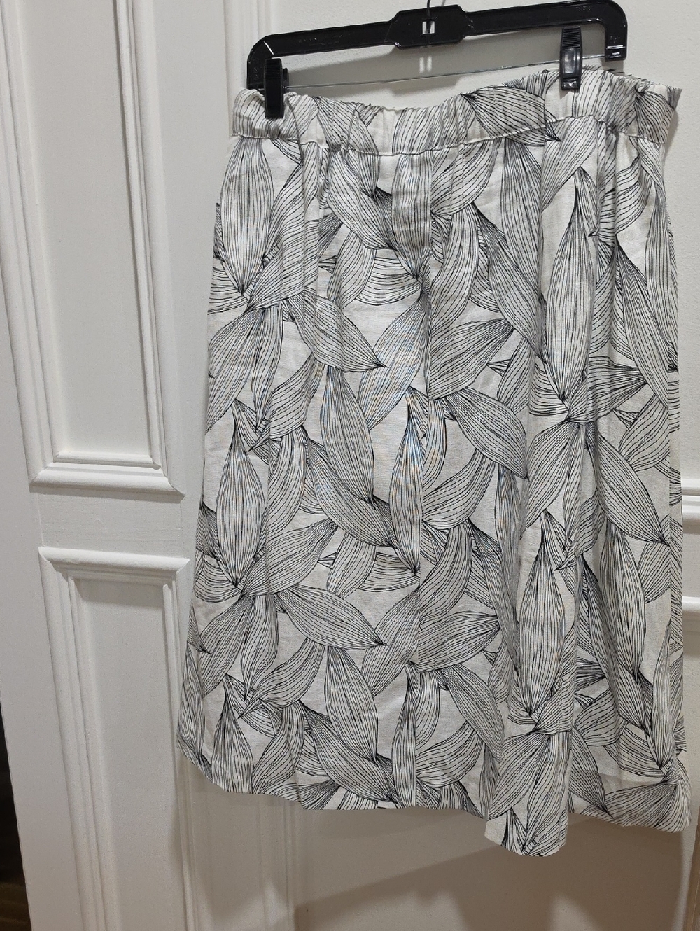 Neiman Marcus Women's White & Black Leaf-Print Skirt